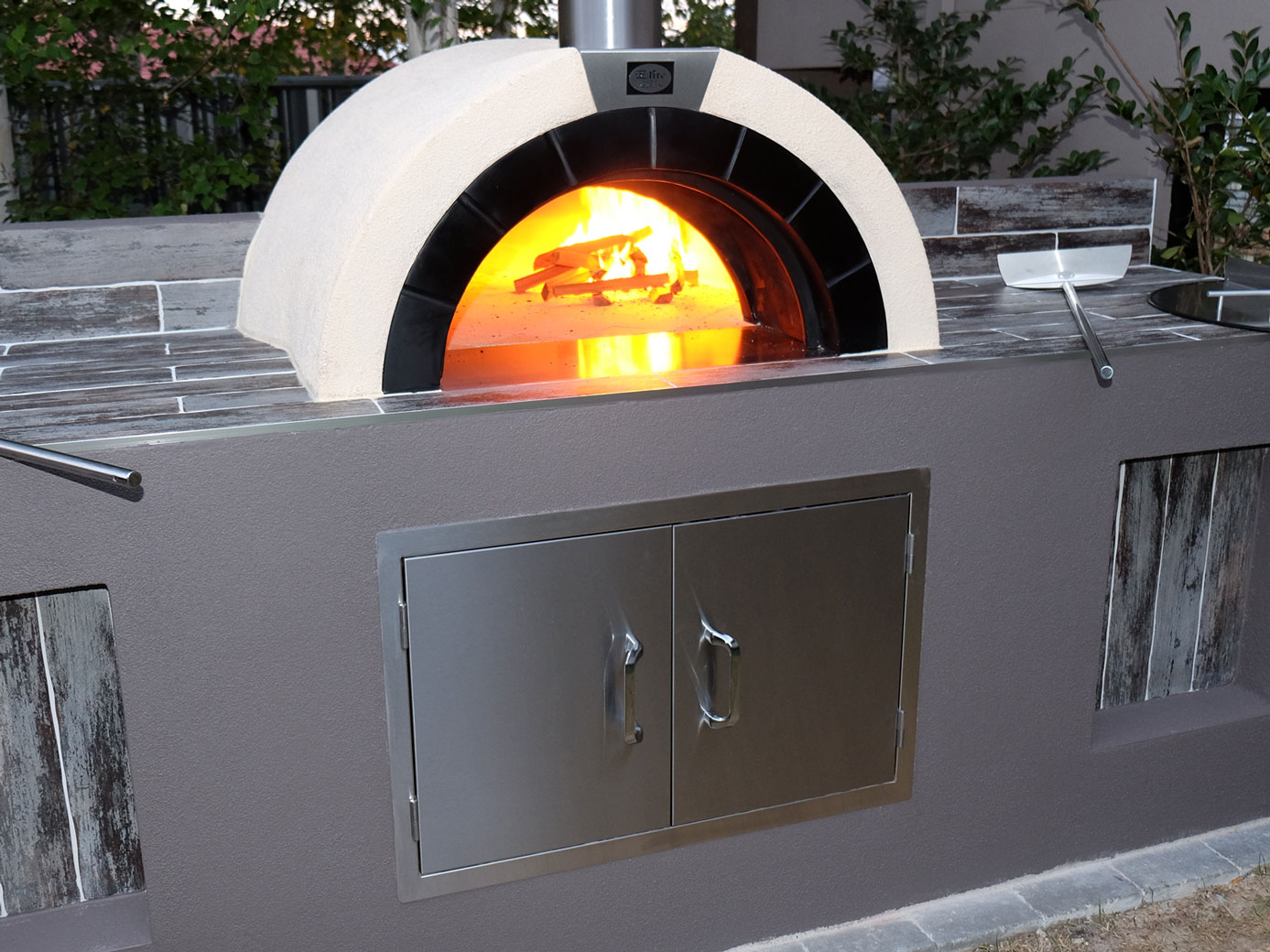 What is the difference between electric and gas pizza oven?